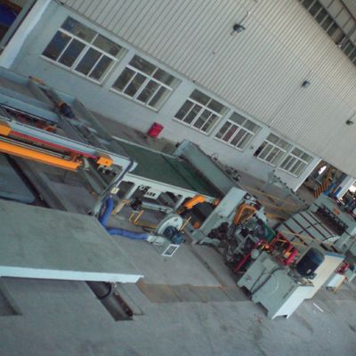Línea de ensamblaje de cizallas móviles de estructura de acero avanzada para desenrollar y cortar bobinas