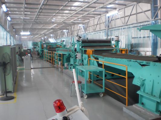 240KW de alta productividad de la bobina de metal desenrollado nivelación línea de combinación de cizalladura voladora