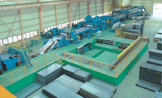 Línea automática de corte de bobinas de acero controlada por PLC con desenrollador de alimentación de enderezador